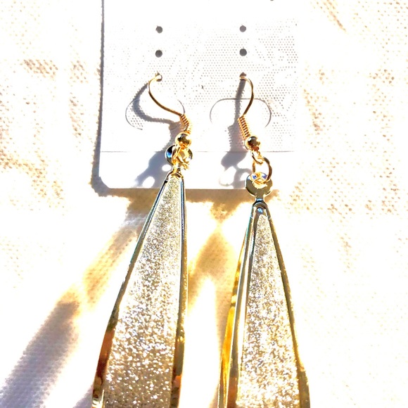Donna’s Dangle ribbon earrings - Picture 3 of 4